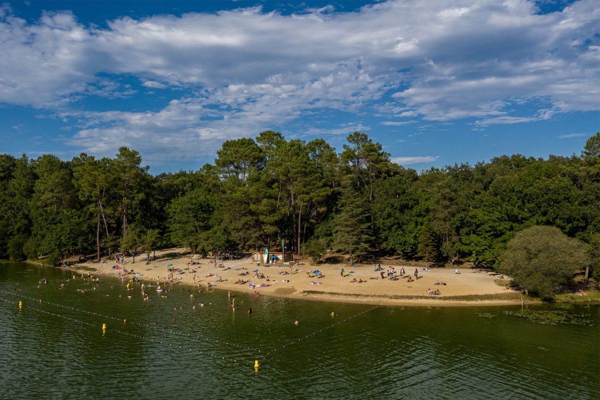 Plage de la base de loisirs de Neufont à Saint-Amand-de-Vergt