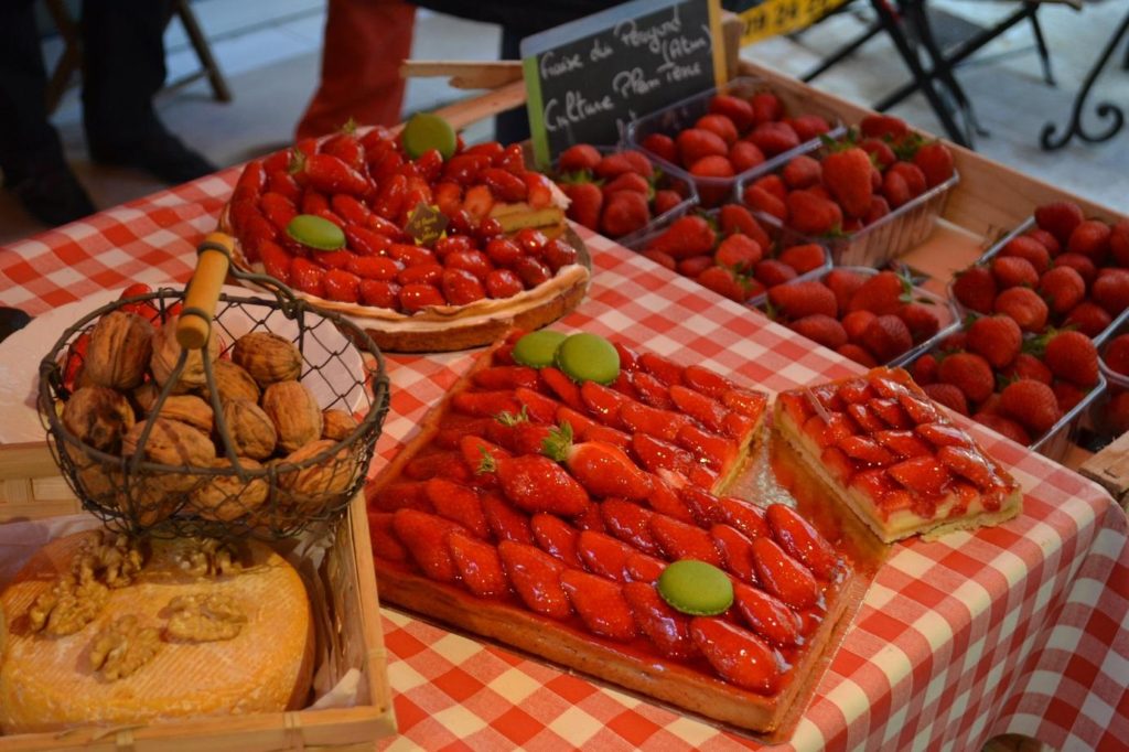 Tablée de tartes aux fraises et de barquettes de fraises du Périgord