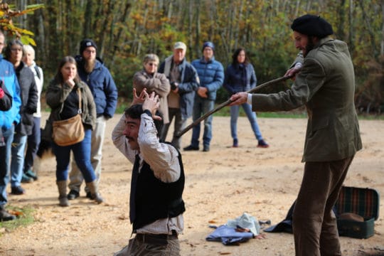 Scène de la visite théâtralisée du maquis de Durestal, deux personnages