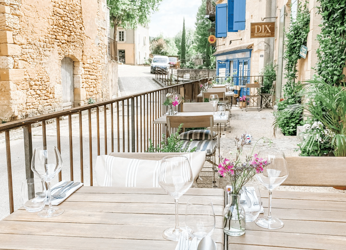 Terrasse du restaurant le Dix à Sainte-Alvère